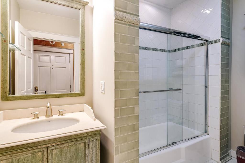 Historic And Unique Brownstone In Gold Coast - Downtown - 3 Apartment Chicago Ngoại thất bức ảnh