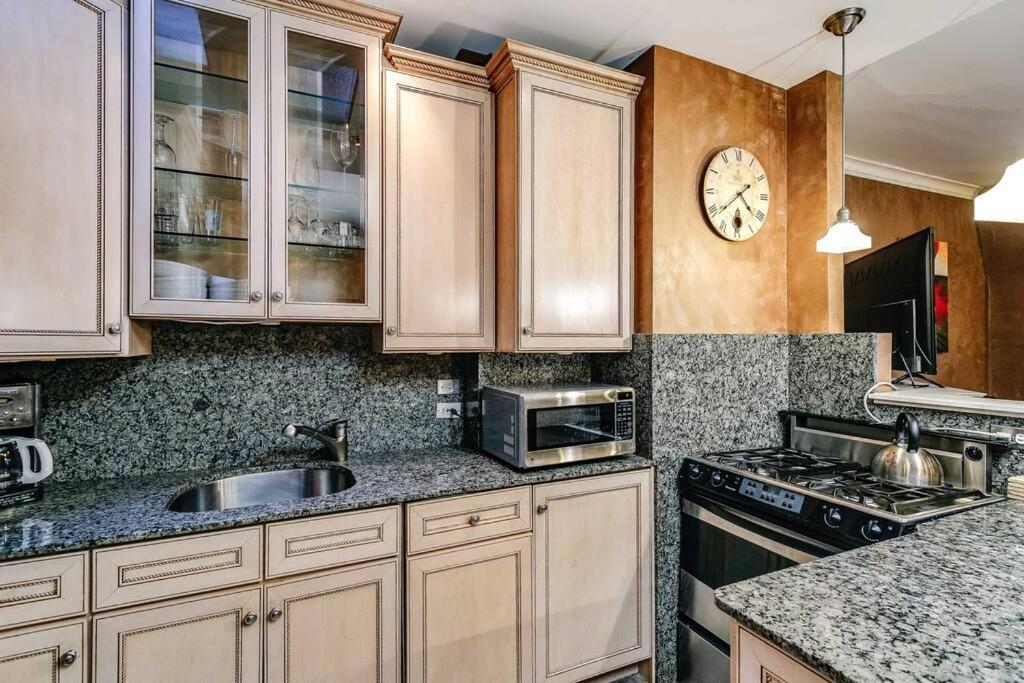 Historic And Unique Brownstone In Gold Coast - Downtown - 3 Apartment Chicago Ngoại thất bức ảnh